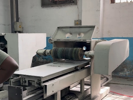 跨越語言障礙，攜手共贏未來——記印度客戶來訪工廠實(shí)地考察鋼管除銹拋光機(jī)